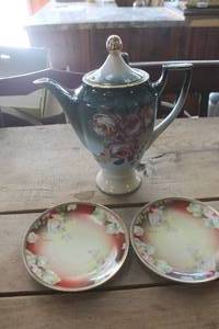 lot 4513 image: Antique Martin Dessert Plates and Teapot