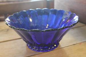 lot 4537 image: Lg. Vtg. Cobalt Blue Serving Bowl 11 wide