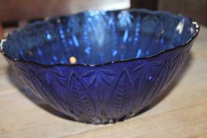 lot 4538 image: Vtg. Cobalt Blue Serving Bowl 9 12 wide
