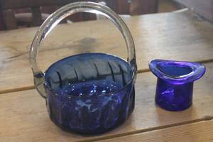 lot 4540 image: Vtg. Cobalt Blue Hat wchips and Basket
