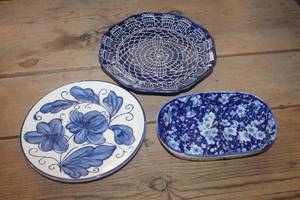 lot 4553 image: Vtg. Blue Dcor Plates and More