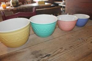 lot 4561 image: Goose Berry Nesting Mixing Bowl Set