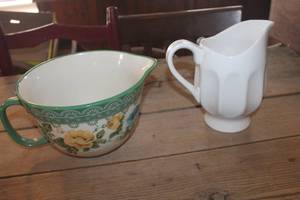 lot 4563 image: Pioneer Woman Spout Mixing Bowl & More