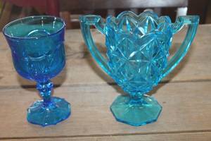lot 4572 image: Vtg. Indiana Glass Double Handled Vase & More