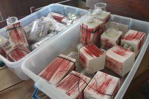 lot 4598 image: 2 Rubbermaids of Beads and More