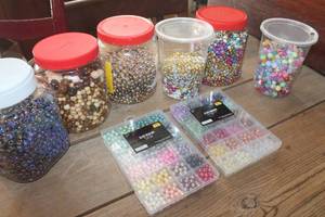 lot 4599 image: Glass Beads and More