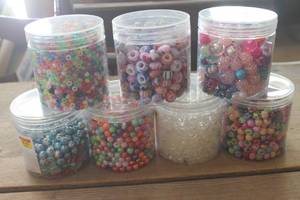 lot 4613 image: 7 Containers of Mixed Beads