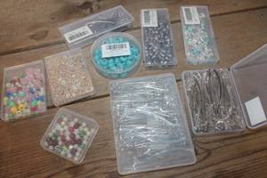 lot 4621 image: Turquoise Stone Beads and More Supplies