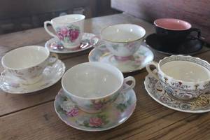 lot 4640 image: Antique Teacups & Saucers Bavaria & More
