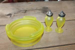 lot 4651 image: Vtg. Yellow Uranium Glass S&P Shaker Set & More