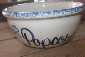lot 4673 image: Vtg. Pottery Popcorn Bowl