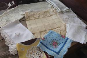 lot 4698 image: Vintage Dresser Runners and Hankies