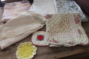 lot 4701 image: Various Sized Tablecloths and More