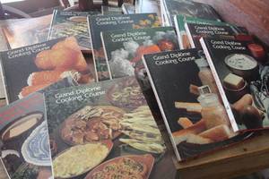 lot 4712 image: Vtg. 20-Grand Diplome Cooking Course Books 1970s