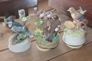 lot 4722 image: 3 Vtg. Musical Bird Figurines