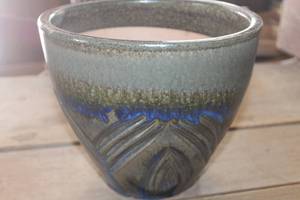 lot 4724 image: Lg. Pottery Plant Pot 9 12 wide x 9 tall