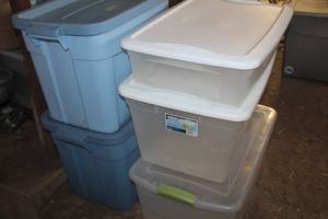lot 4729 image: 5 Various Sized Storage Totes