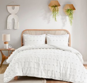 lot 9136 image: King White Cotton Fringe Duvet Set PATTERN VARIES