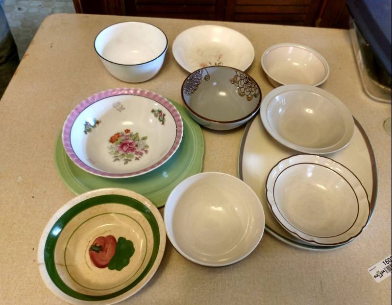lot 16022 image: Lot of Various Vintage Kitchen Bowls