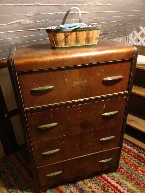 lot 16058 image: Waterfall style dresser