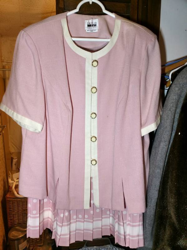 lot 16067 image: Contents of clothes closet in hallway