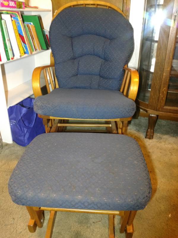 lot 16098 image: Glider rocker with Ottoman