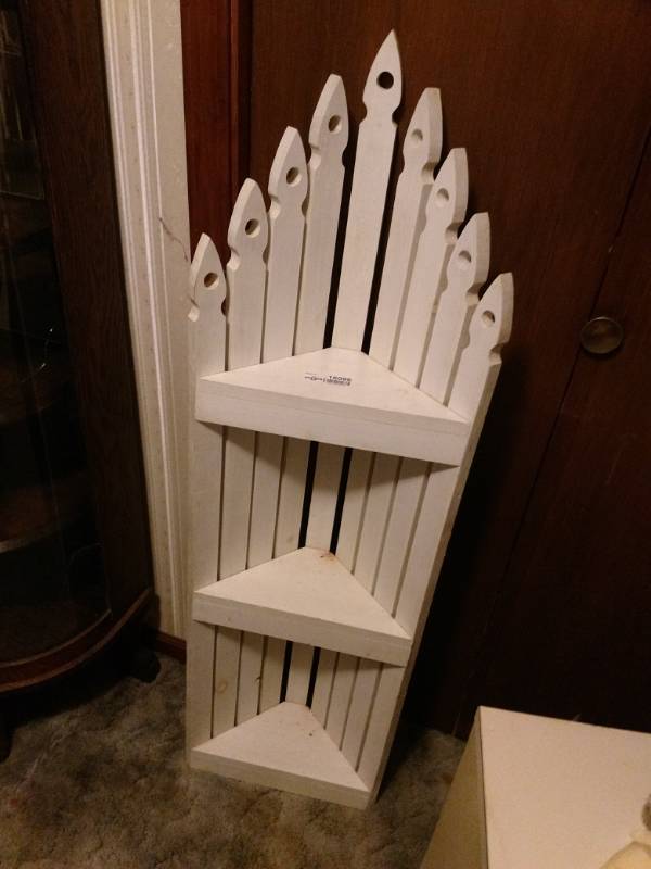 lot 16096 image: Corner White Picket shelf