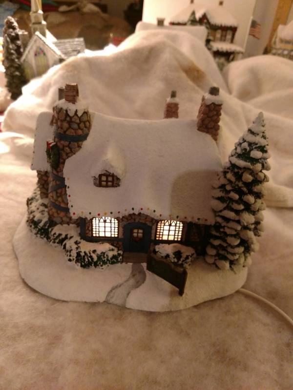 lot 16118 image: Thomas Kinkade Christmas Village