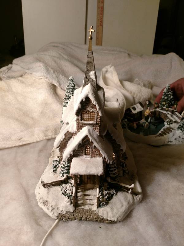lot 16122 image: Thomas Kinkade Village Christmas Hawthorne Village