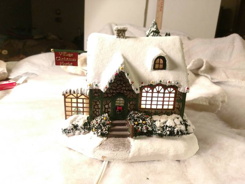 lot 16125 image: Thomas Kinkade Village Christmas Hawthorne Village