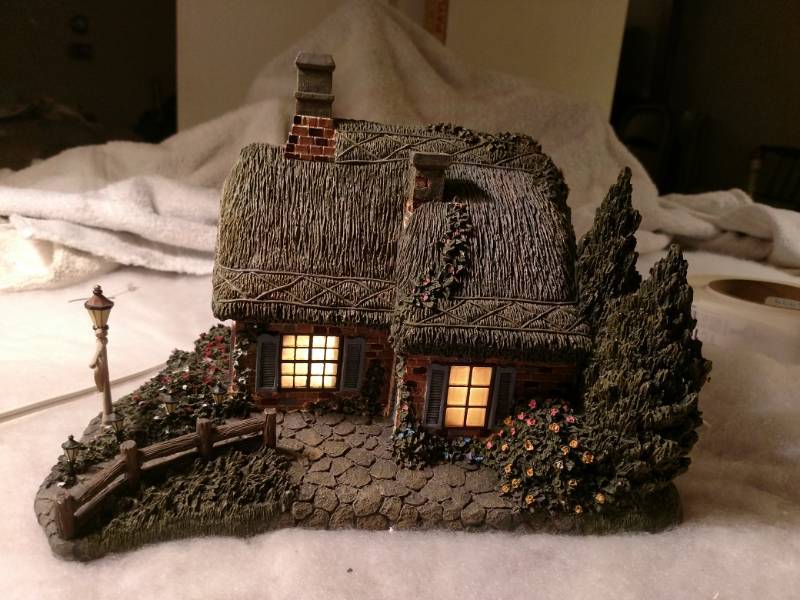 lot 16134 image: Thomas Kinkade Seaside Village Hawthorne Village