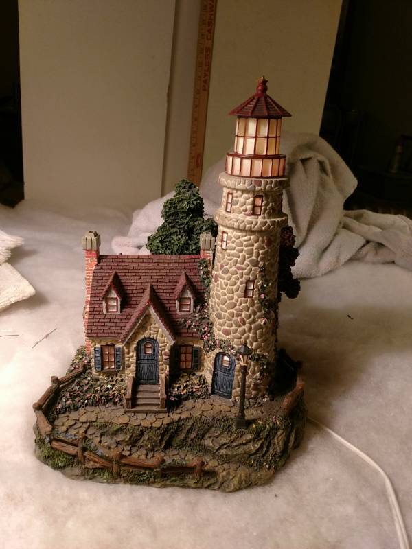 lot 16135 image: Thomas Kinkade Seaside Village Hawthorne Village