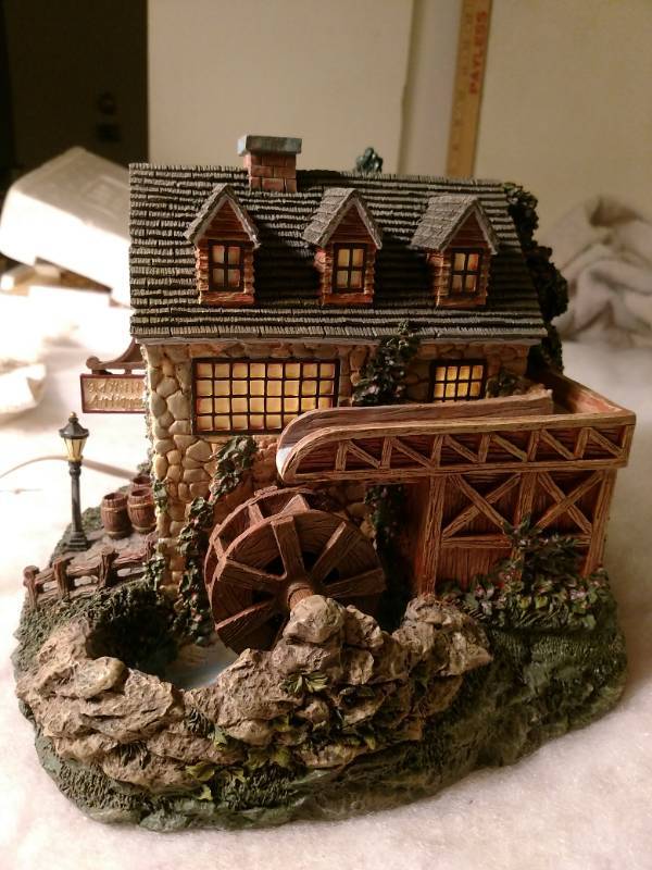 lot 16136 image: Thomas Kinkade Seaside Village Hawthorne Village