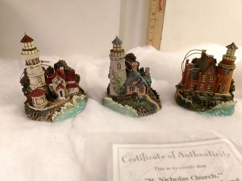 lot 16137 image: Thomas Kinkade Illuminated Ornaments Winter Memories
