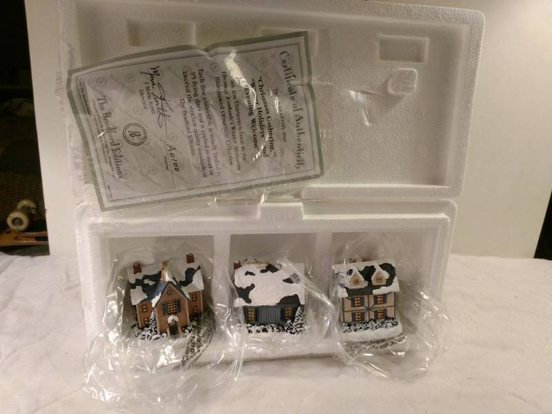 lot 16147 image: Thomas Kinkade Illuminated Ornaments Winter Memories