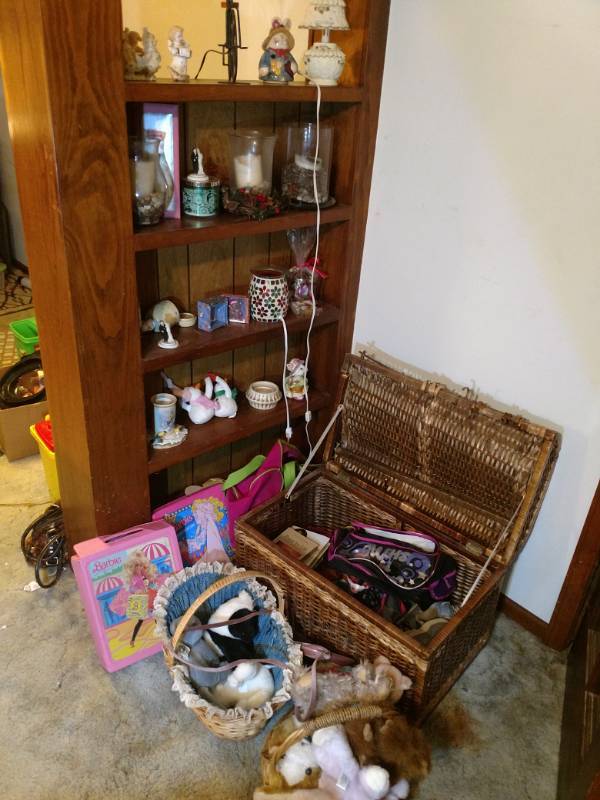 lot 16113 image: Candles and misc items