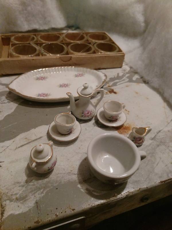 lot 16160 image: Miniture tea set and misc