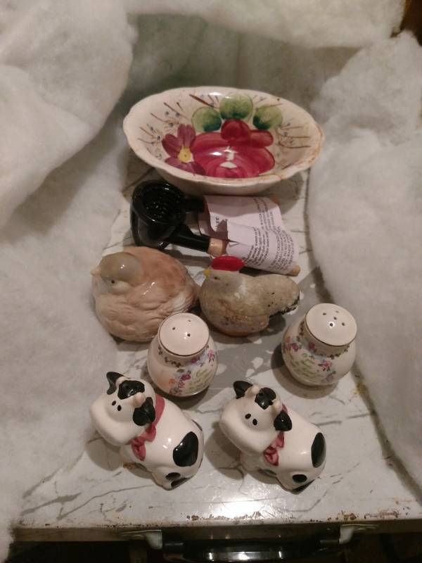 lot 16161 image: Salt and pepper shakers and misc