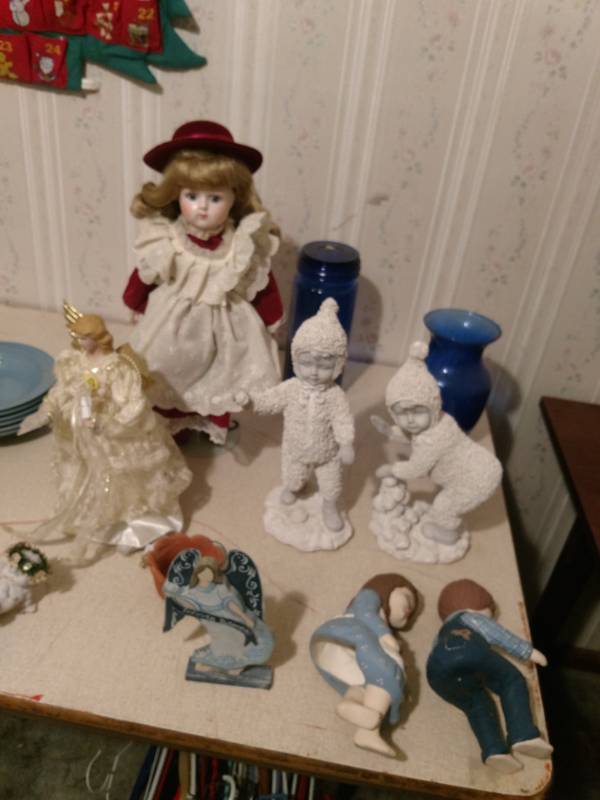 lot 16166 image: Porcelain doll and figurine lot
