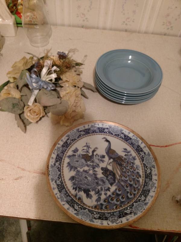 lot 16167 image: Collectors plate and bowls