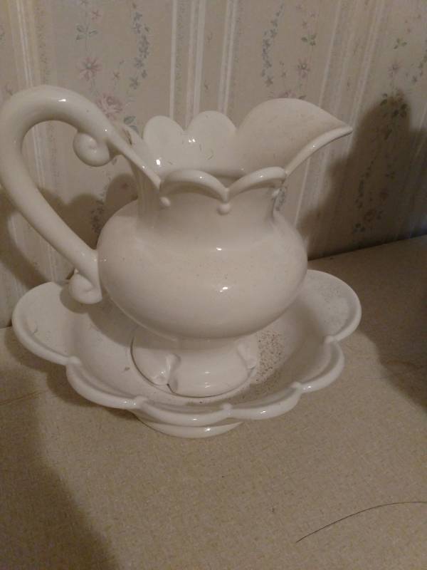 lot 16169 image: Pitcher and bowl set