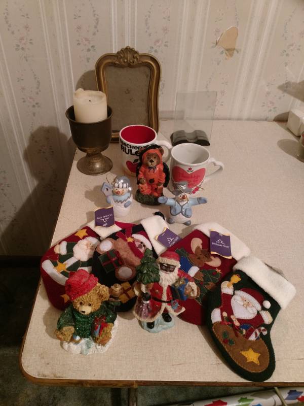 lot 16170 image: Chrismas and decor lot