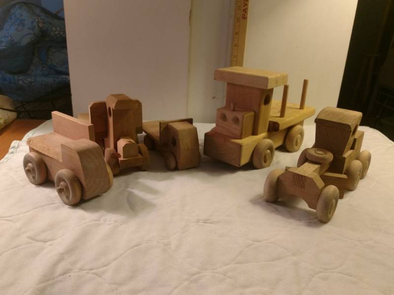 lot 16077 image: Lot of wooden vehicles