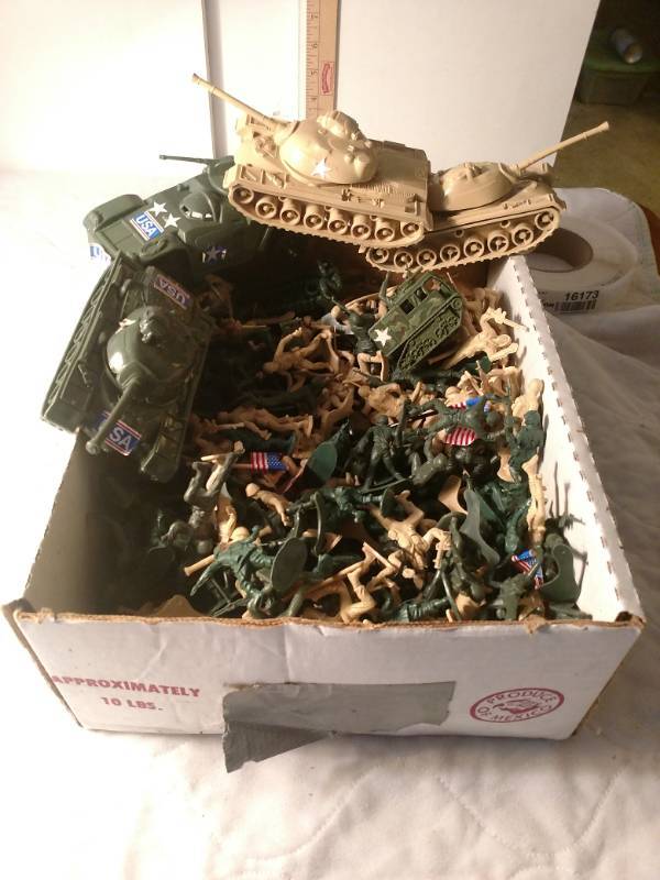 lot 16172 image: Lot of Plastic Army Man