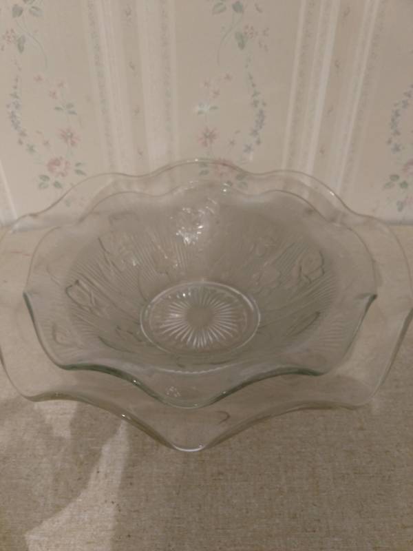 lot 16179 image: Iris Depression glass by Jeanette serving bowls