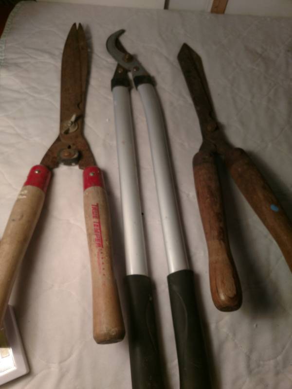 lot 16209 image: Lot of pruning shears (3)