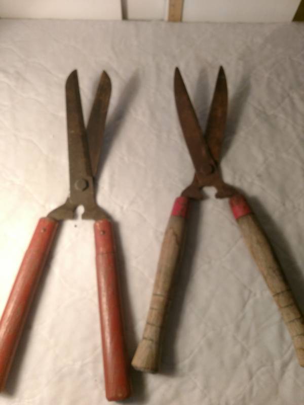 lot 16210 image: Lot of Pruning Shears (2)