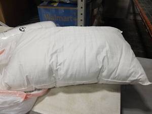 lot 9166 image: White Down 2 pack sq pillows
