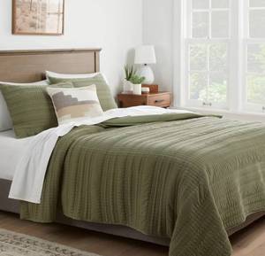 lot 9183 image: King Size Lofty Velvet Quilt - Sage Green - Retail $89