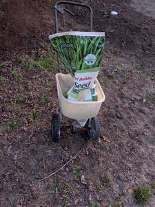 lot 3 image: Scotts Seed Spreader with Turf Builder